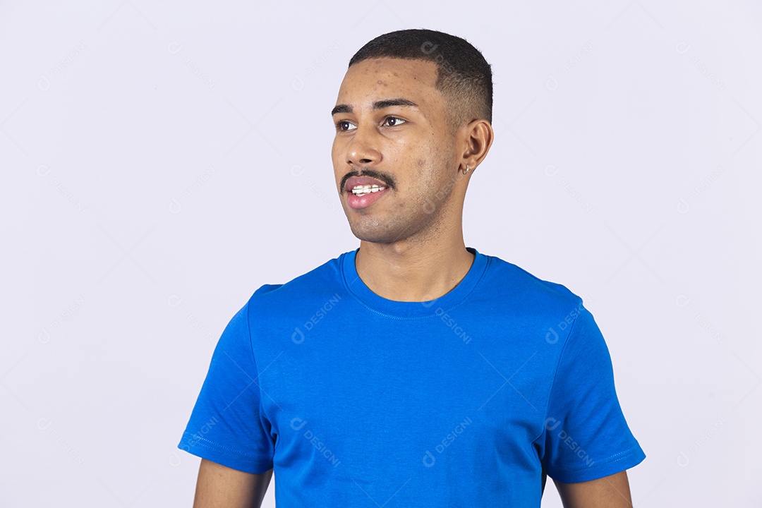 Homem jovem sorridente usando camiseta azul sobre fundo isolado