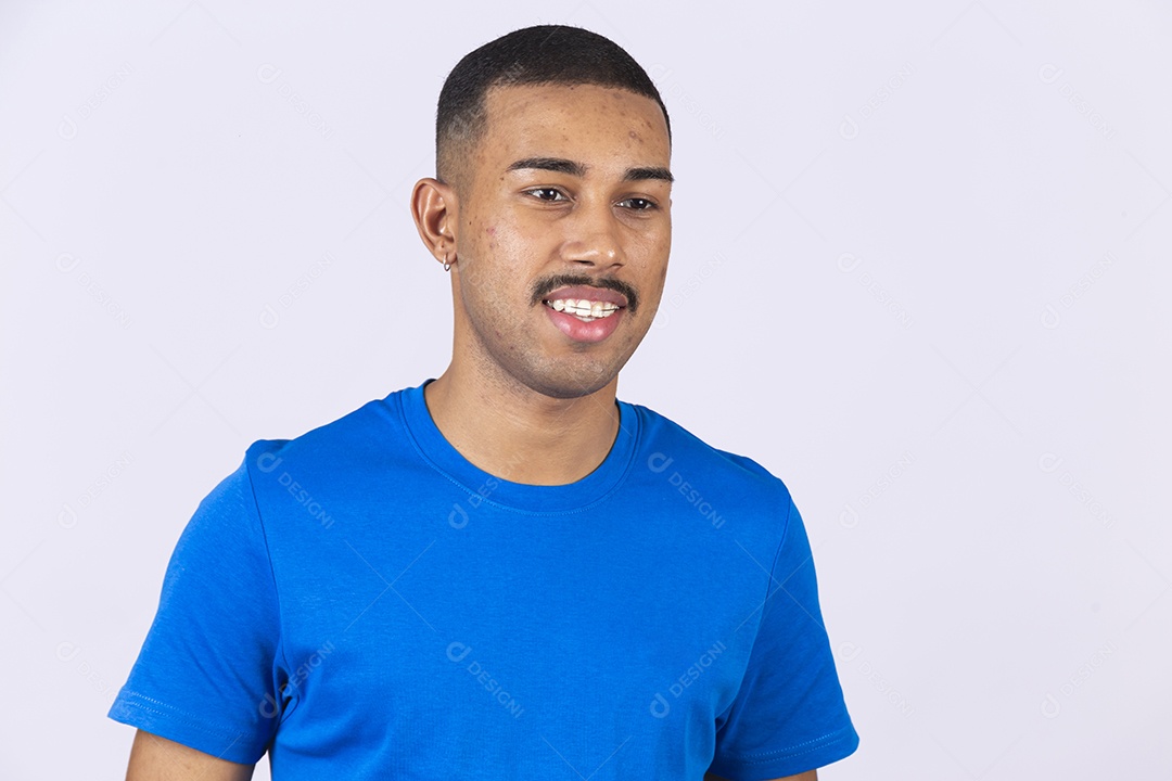 Homem jovem sorridente usando camiseta azul sobre fundo isolado