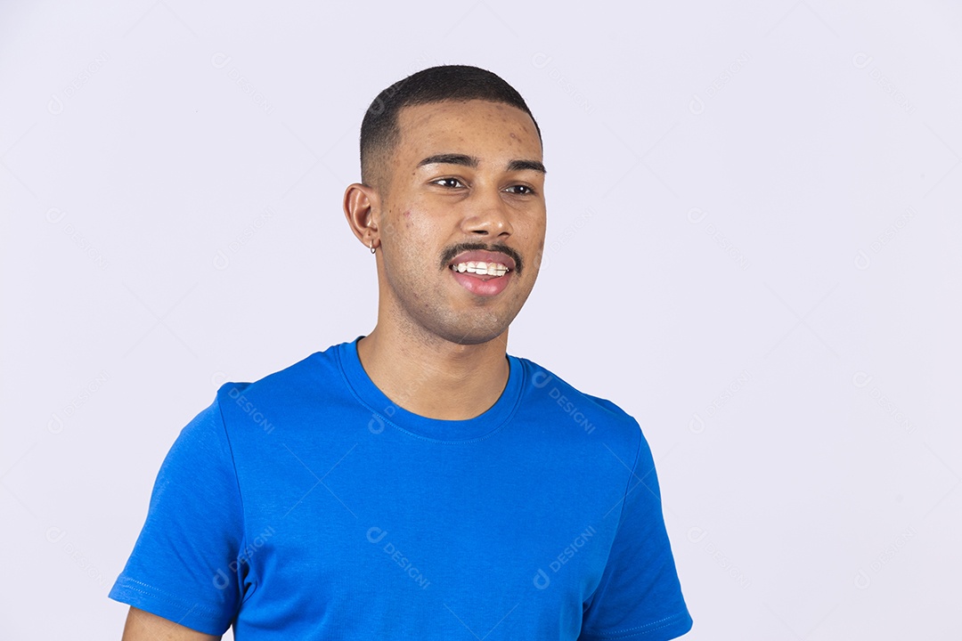 Homem jovem sorridente usando camiseta azul sobre fundo isolado