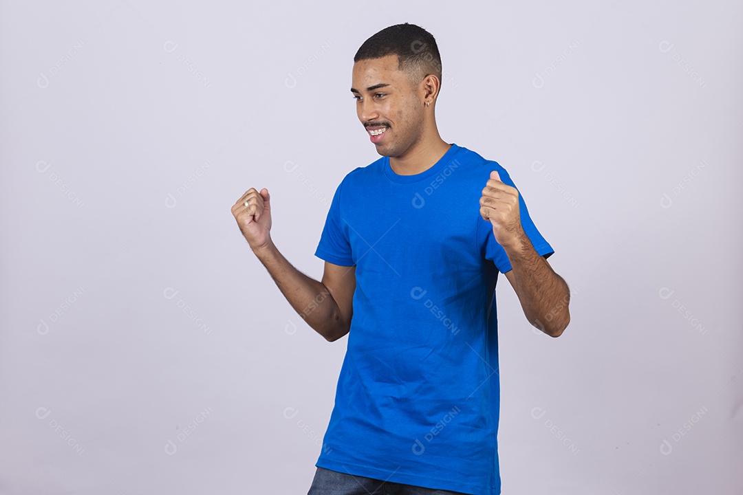 Homem jovem sorridente usando camiseta azul sobre fundo isolado