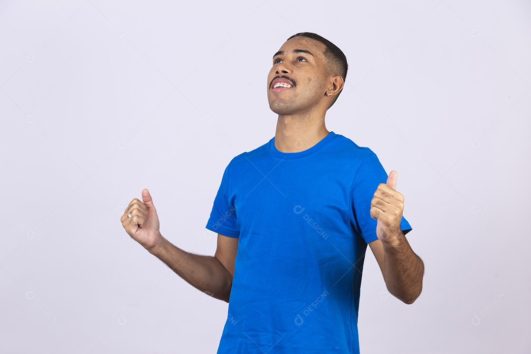 Homem jovem sorridente usando camiseta azul sobre fundo isolado