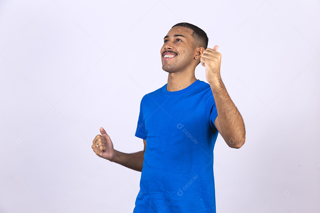 Homem jovem sorridente usando camiseta azul sobre fundo isolado