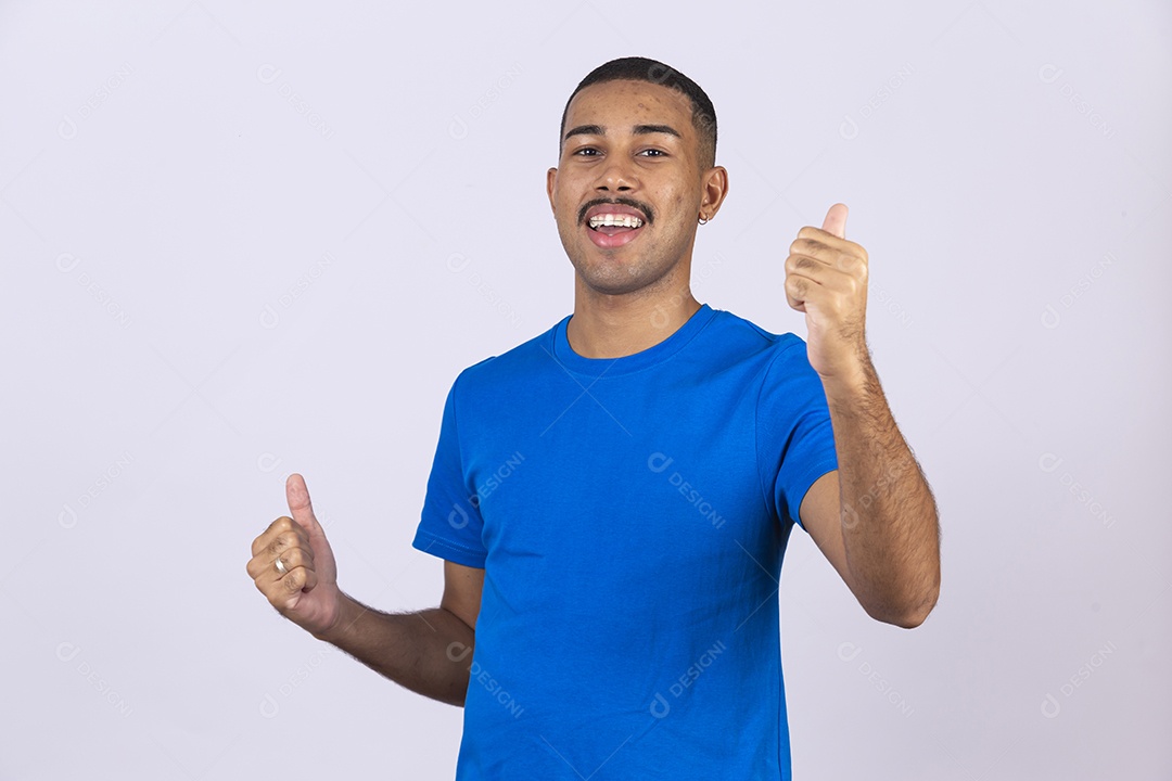 Homem jovem sorridente usando camiseta azul sobre fundo isolado