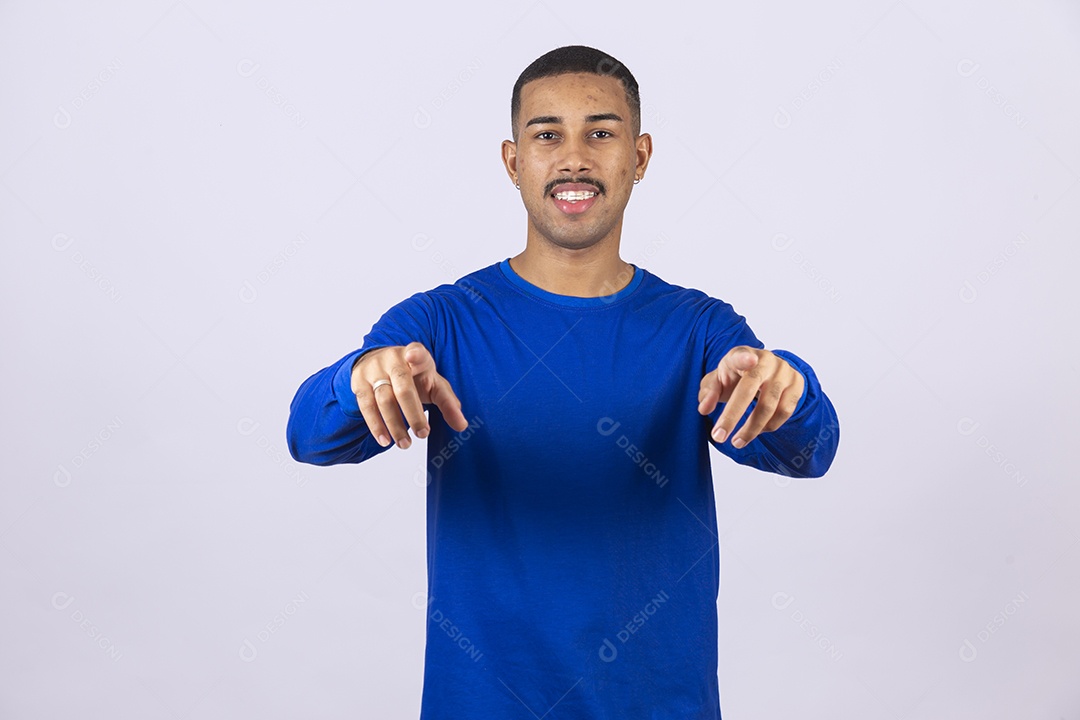 Homem jovem sorridente usando camiseta azul sobre fundo isolado