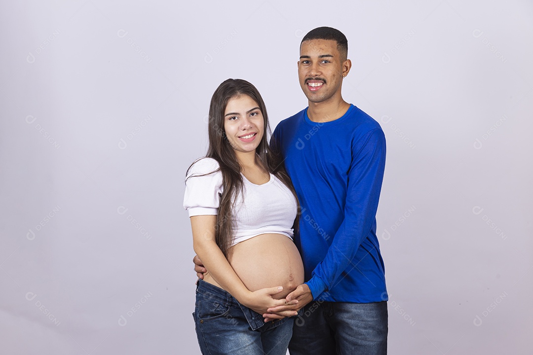 Mulher gravída ao lado de seu marido sobre fundo isolado