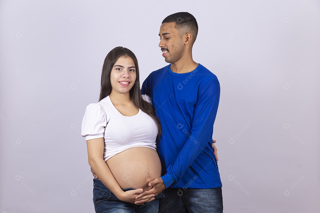 Mulher gravída ao lado de seu marido sobre fundo isolado