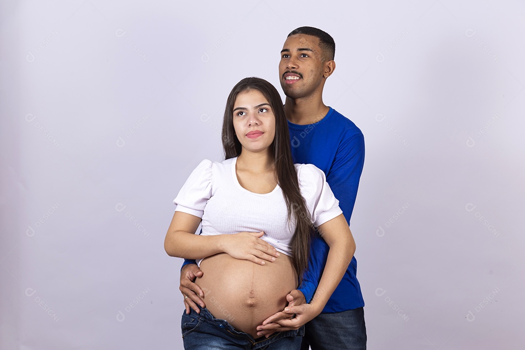 Mulher gravída ao lado de seu marido sobre fundo isolado