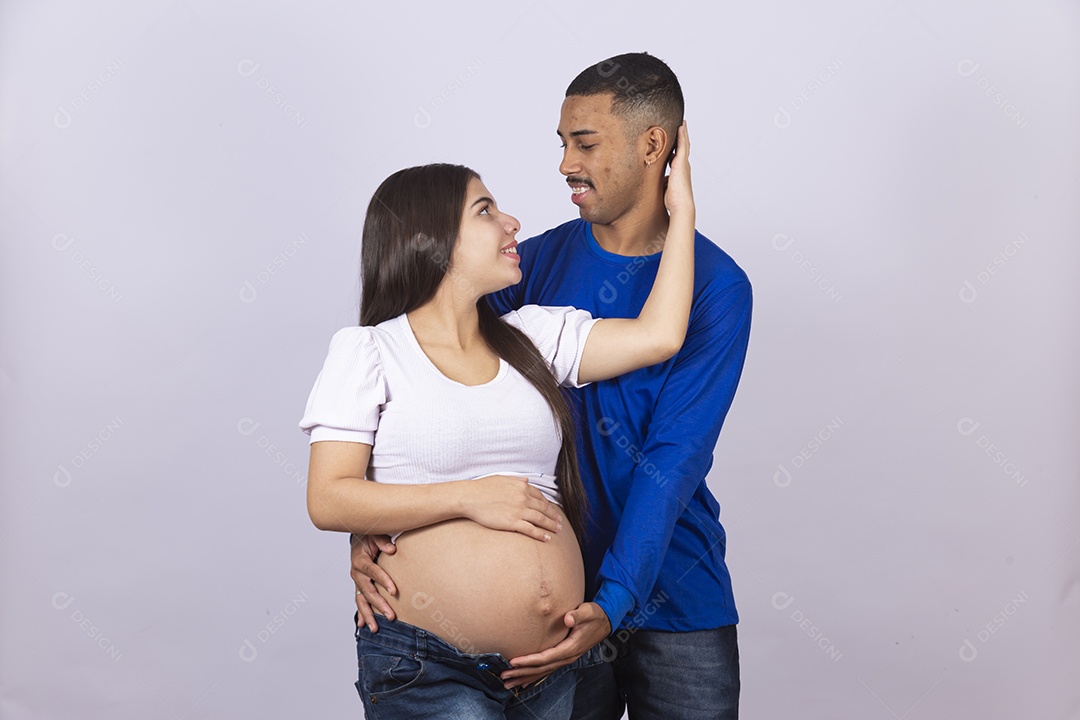 Mulher gravída ao lado de seu marido sobre fundo isolado