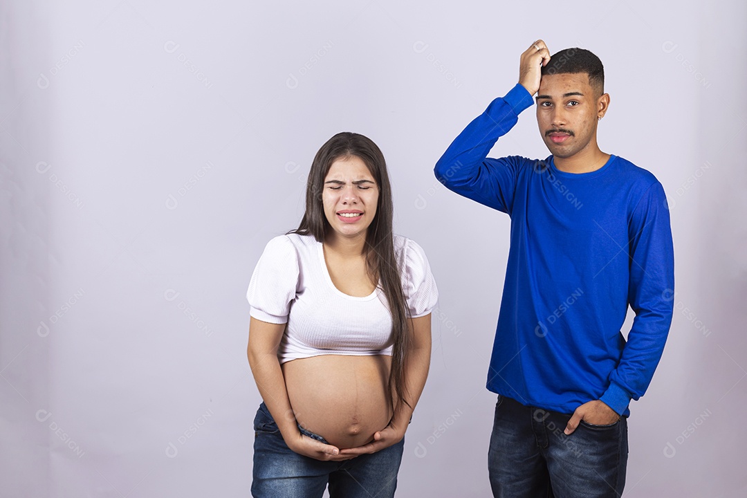 Mulher gravída ao lado de seu marido sobre fundo isolado