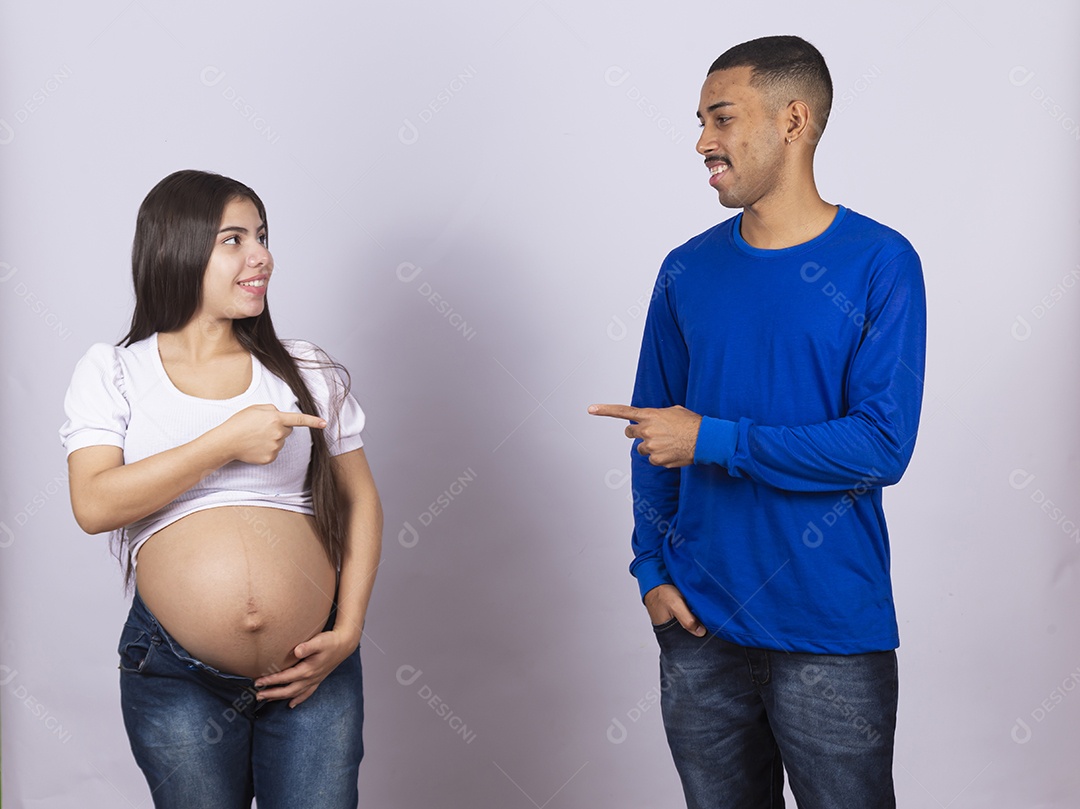 Mulher gravída ao lado de seu marido sobre fundo isolado