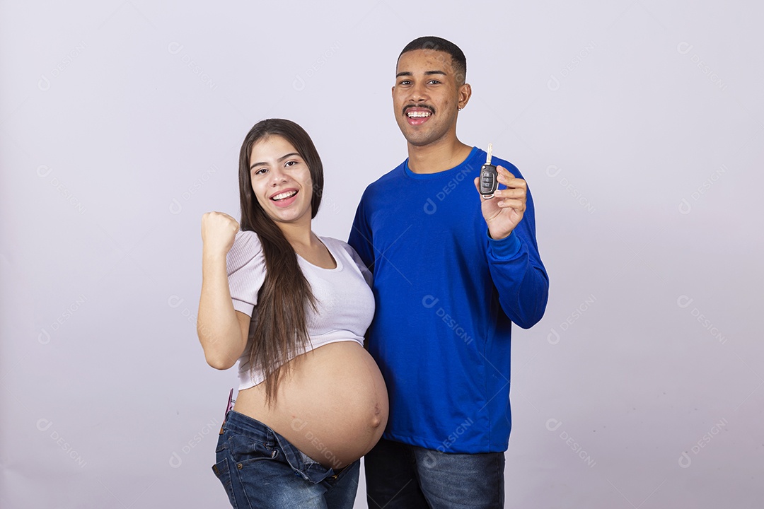 Mulher gravída ao lado de seu marido sobre fundo isolado