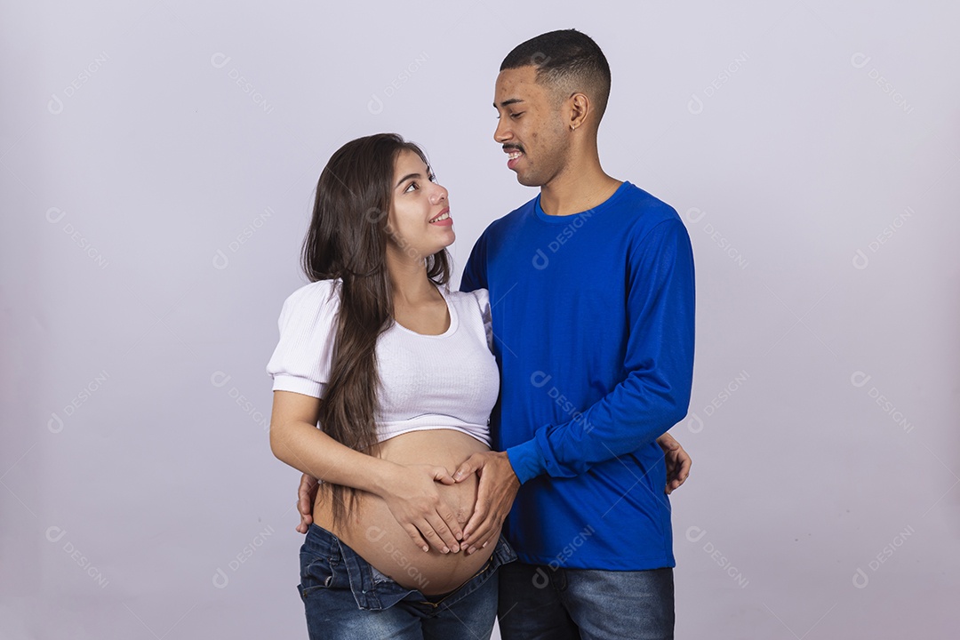 Mulher gravída ao lado de seu marido sobre fundo isolado