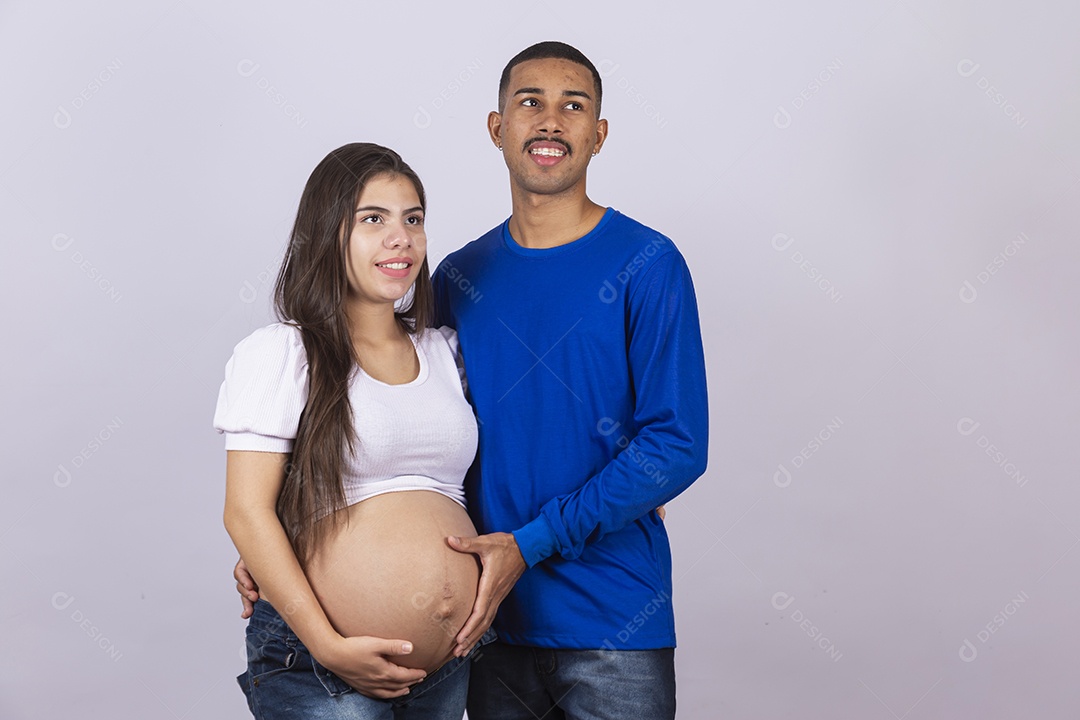 Mulher gravída ao lado de seu marido sobre fundo isolado