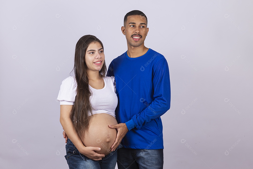 Mulher gravída ao lado de seu marido sobre fundo isolado