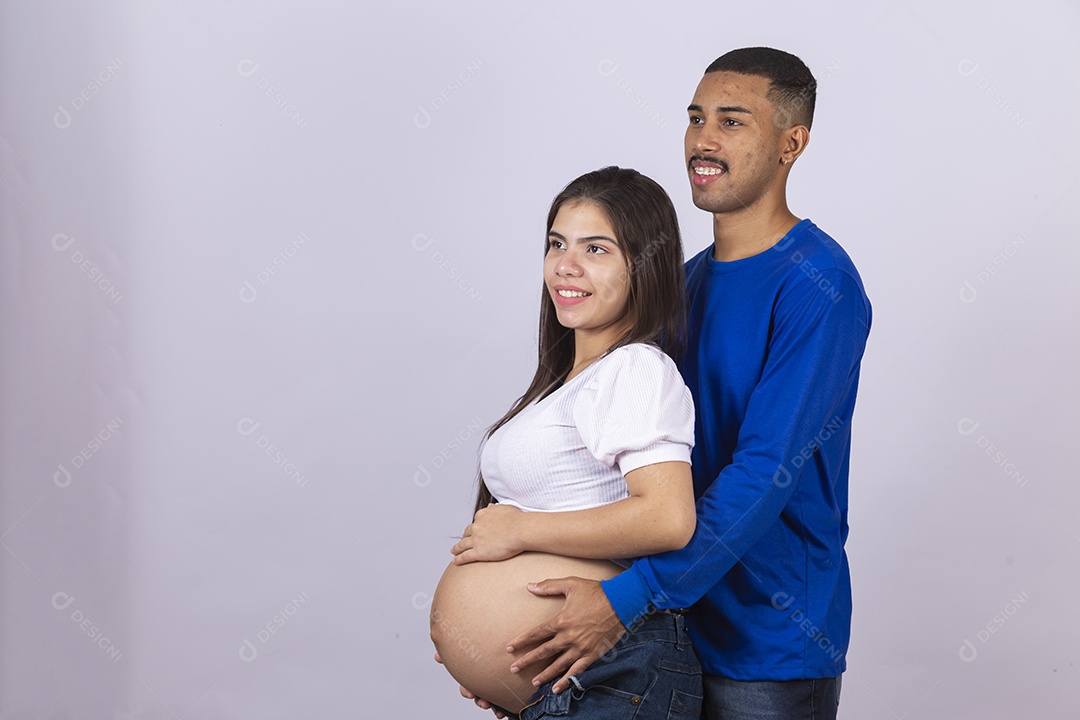 Mulher gravída ao lado de seu marido sobre fundo isolado