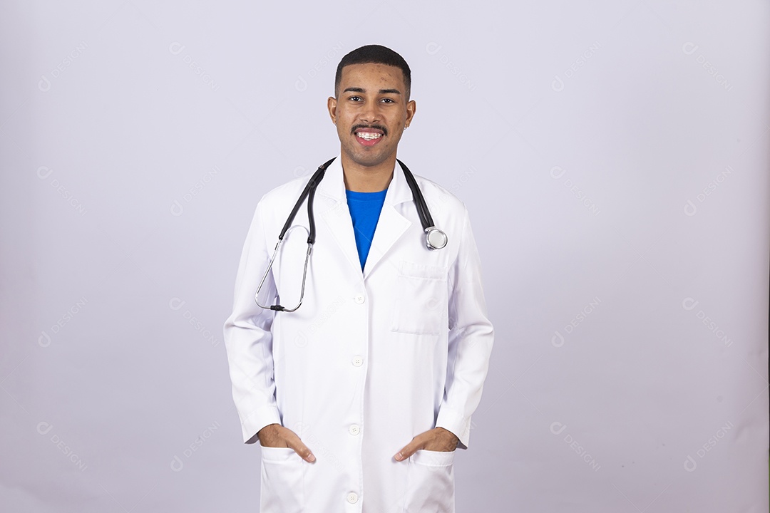 Homem jovem médico sobre fundo isolado segurando estetoscópio