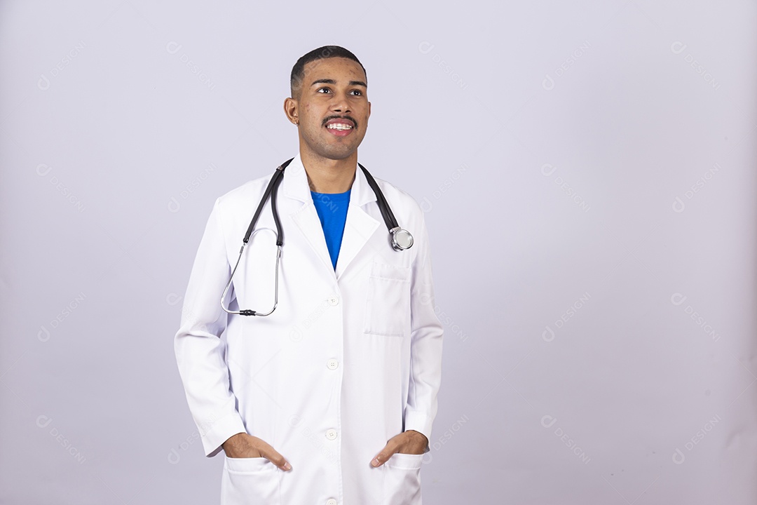 Homem jovem médico sobre fundo isolado segurando estetoscópio