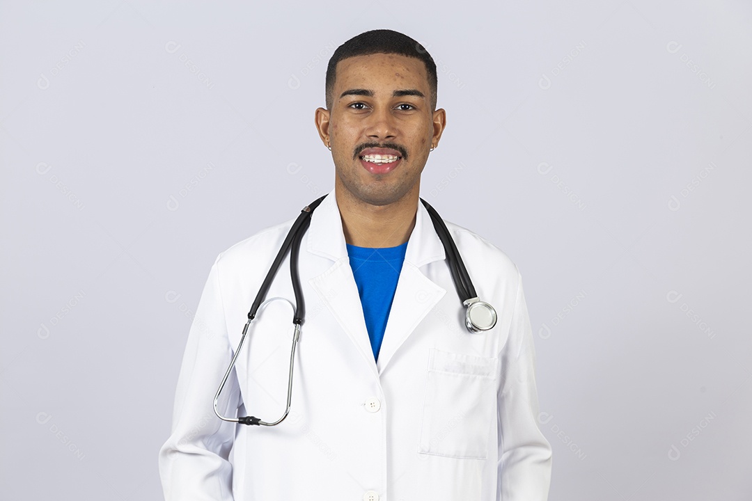 Homem jovem médico sobre fundo isolado segurando estetoscópio