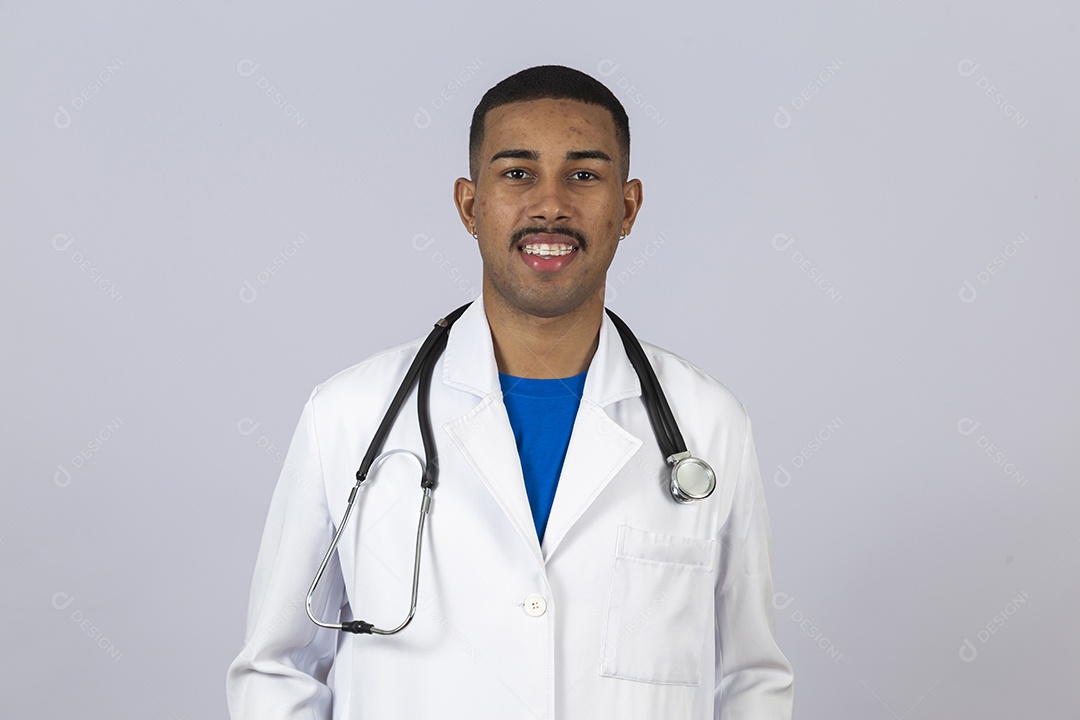 Homem jovem médico sobre fundo isolado segurando estetoscópio