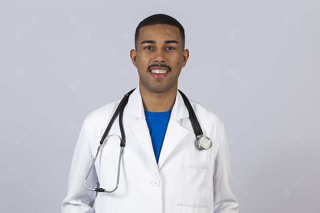 Homem jovem médico sobre fundo isolado segurando estetoscópio