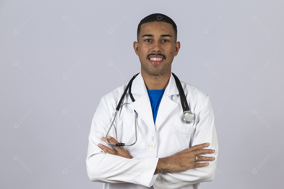 Homem jovem médico sobre fundo isolado segurando estetoscópio