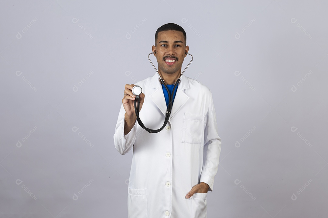 Homem jovem médico sobre fundo isolado segurando estetoscópio