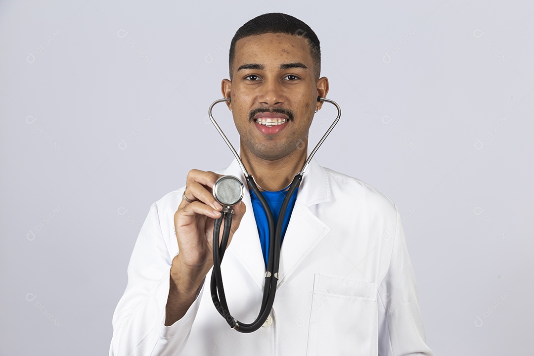 Homem jovem médico sobre fundo isolado segurando estetoscópio