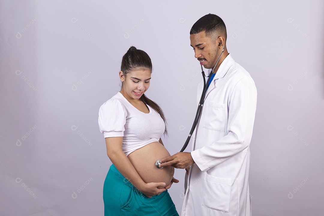 Homem jovem médico ao lado de mulher gravída sobre fundo isolado