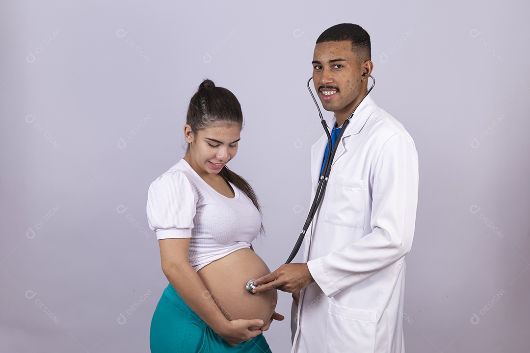 Homem jovem médico ao lado de mulher gravída sobre fundo isolado