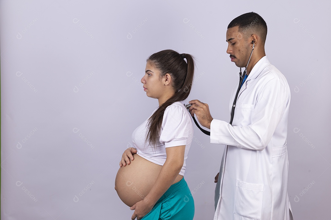 Homem jovem médico ao lado de mulher gravída sobre fundo isolado