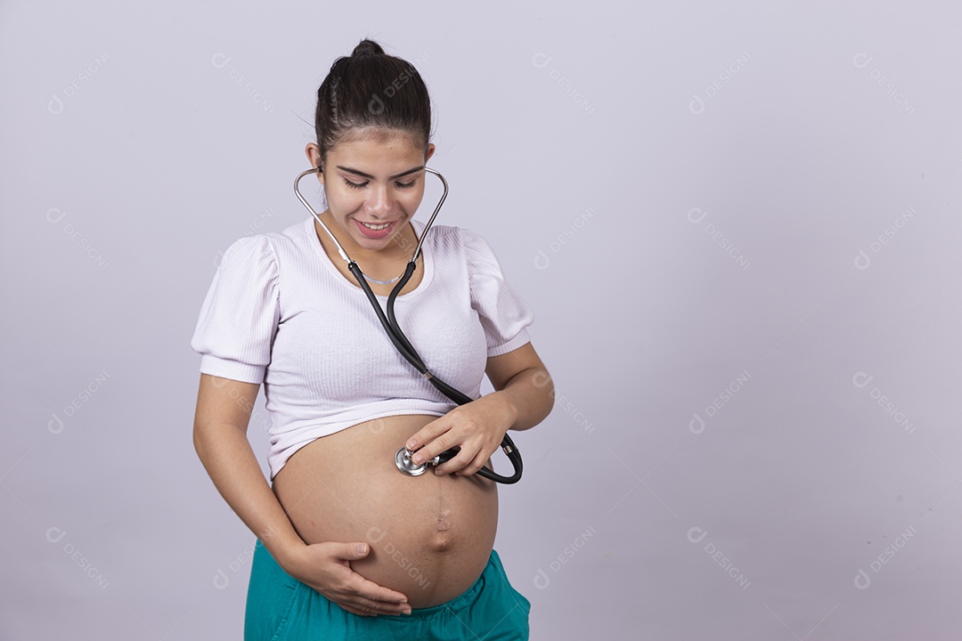 Linda mulher jovem grávida sobre fundo isolado