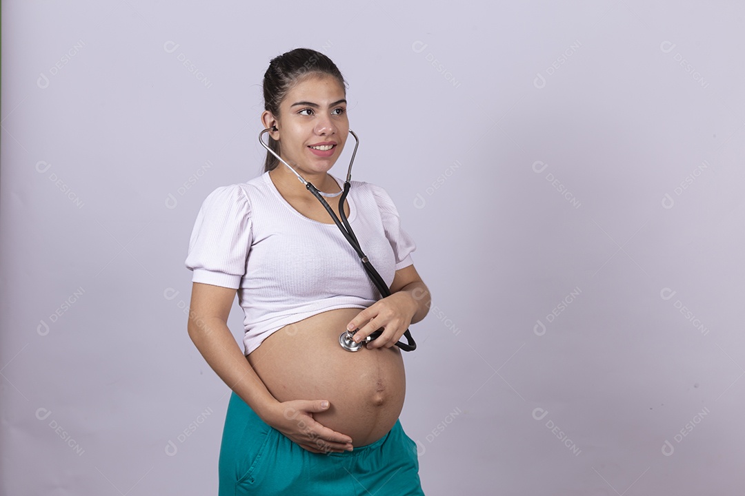 Linda mulher jovem grávida sobre fundo isolado
