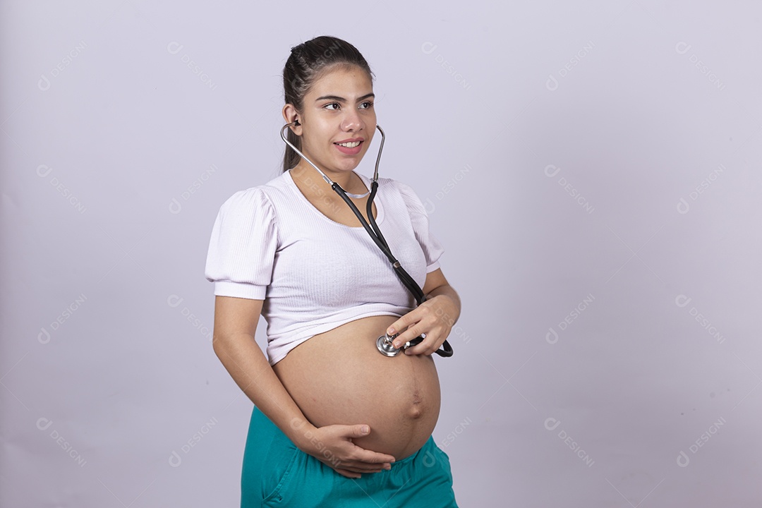 Linda mulher jovem grávida sobre fundo isolado