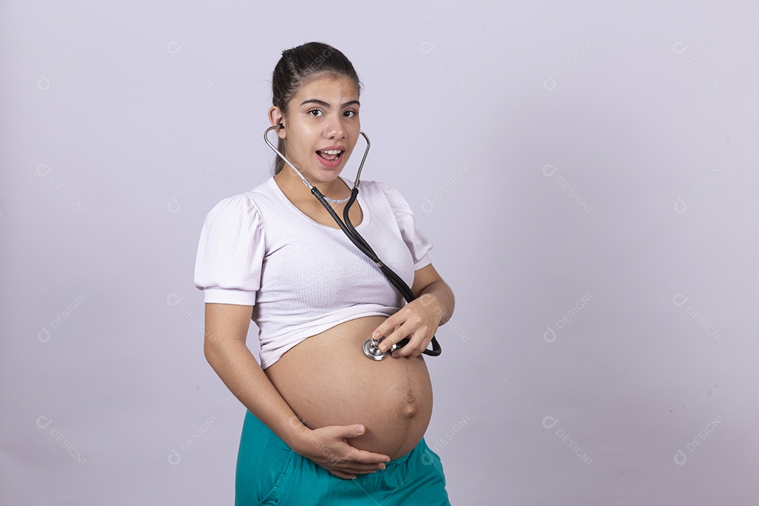Homem jovem médico ao lado de mulher gravída sobre fundo isolado