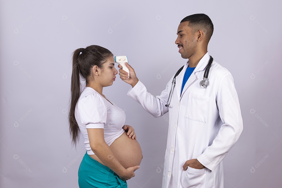 Homem jovem médico ao lado de mulher gravída sobre fundo isolado