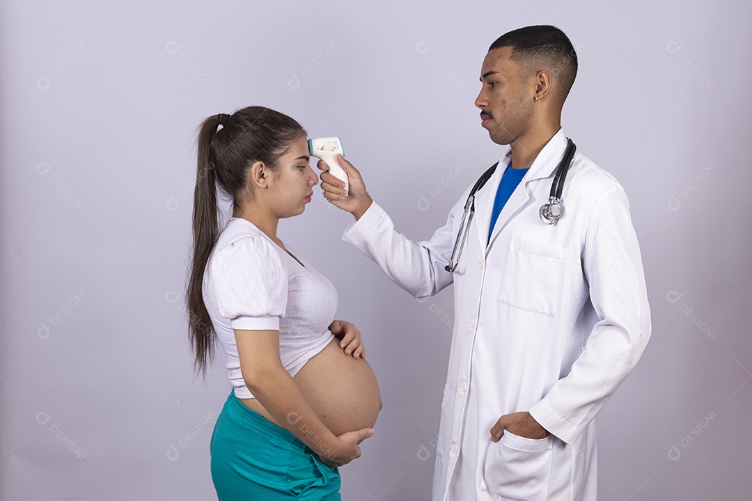 Homem jovem médico ao lado de mulher gravída sobre fundo isolado