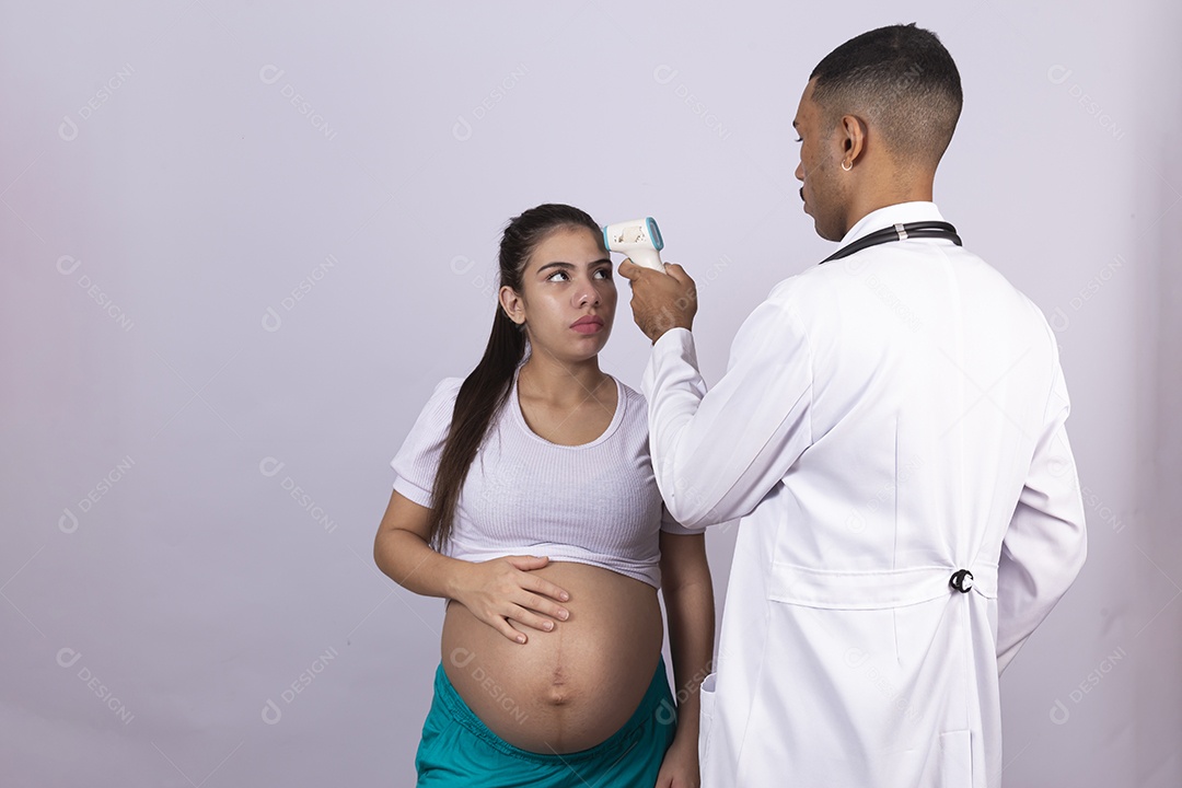 Homem jovem médico ao lado de mulher gravída sobre fundo isolado