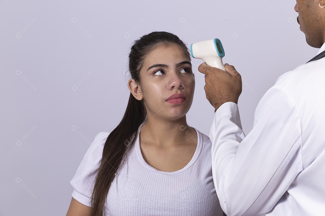 Homem jovem médico ao lado de mulher gravída sobre fundo isolado