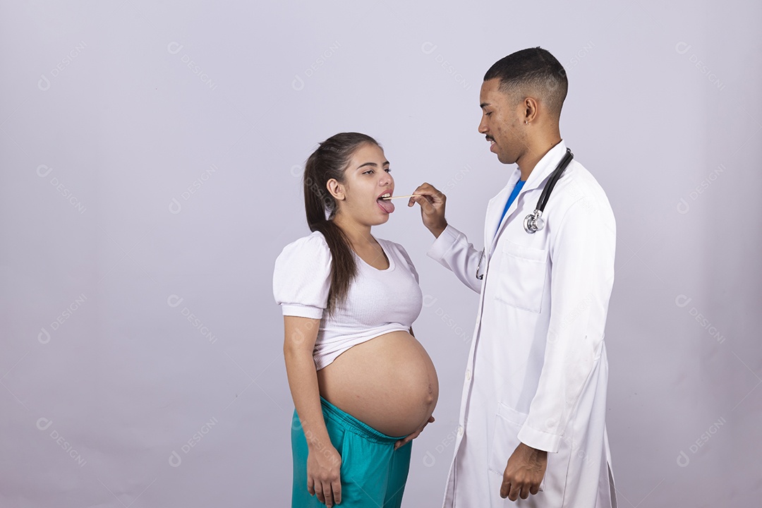 Homem jovem médico ao lado de mulher gravída sobre fundo isolado