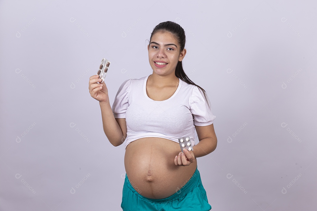 Linda mulher jovem grávida sobre fundo isolado