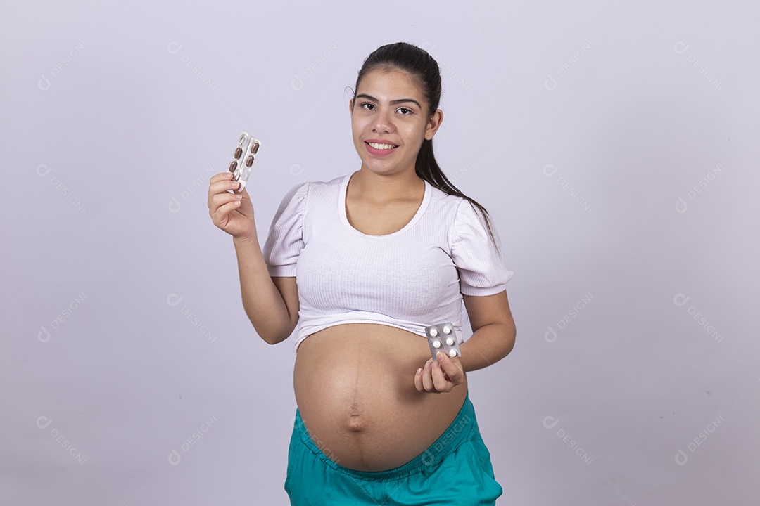 Linda mulher jovem grávida sobre fundo isolado