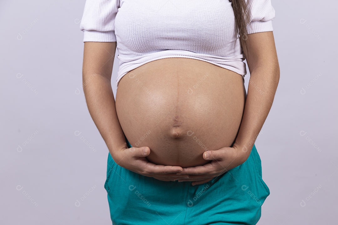 Linda mulher jovem grávida sobre fundo isolado