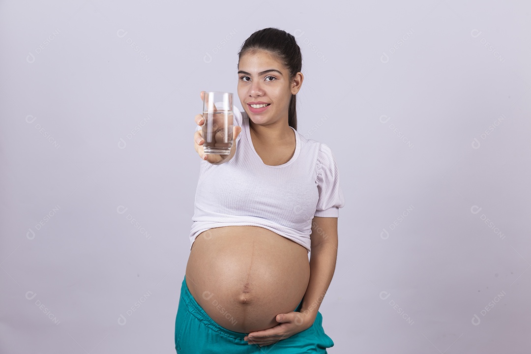 Linda mulher jovem grávida sobre fundo isolado