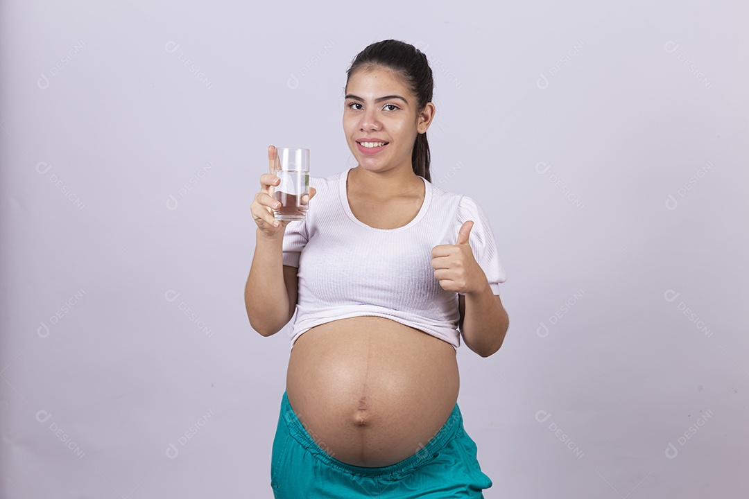 Linda mulher jovem grávida sobre fundo isolado