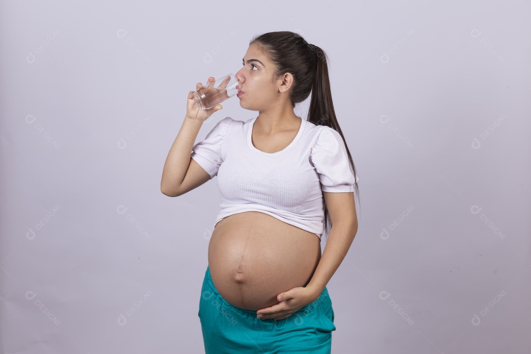 Linda mulher jovem grávida sobre fundo isolado