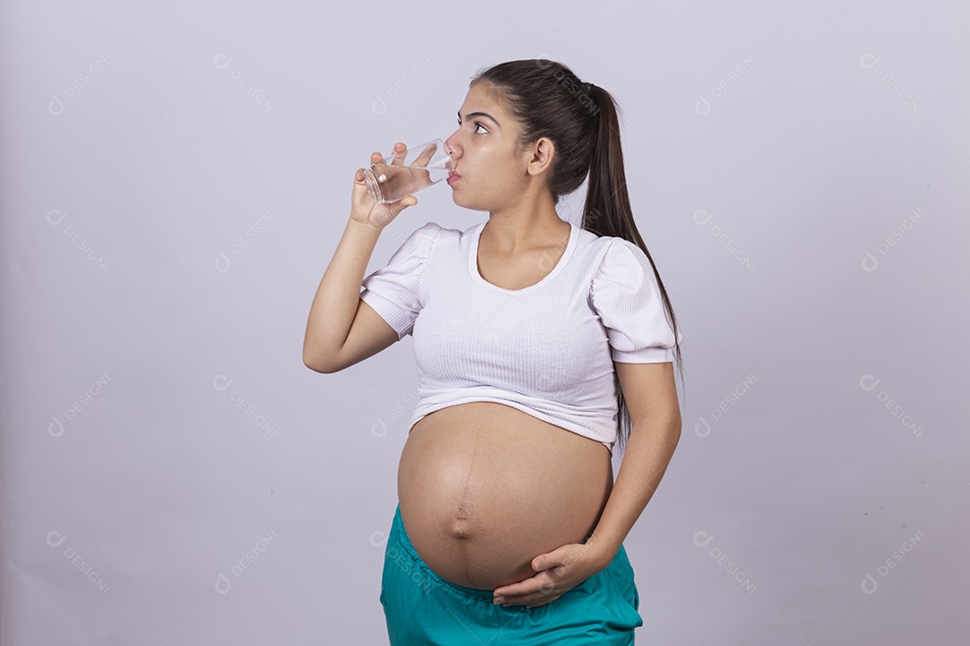 Linda mulher jovem grávida sobre fundo isolado