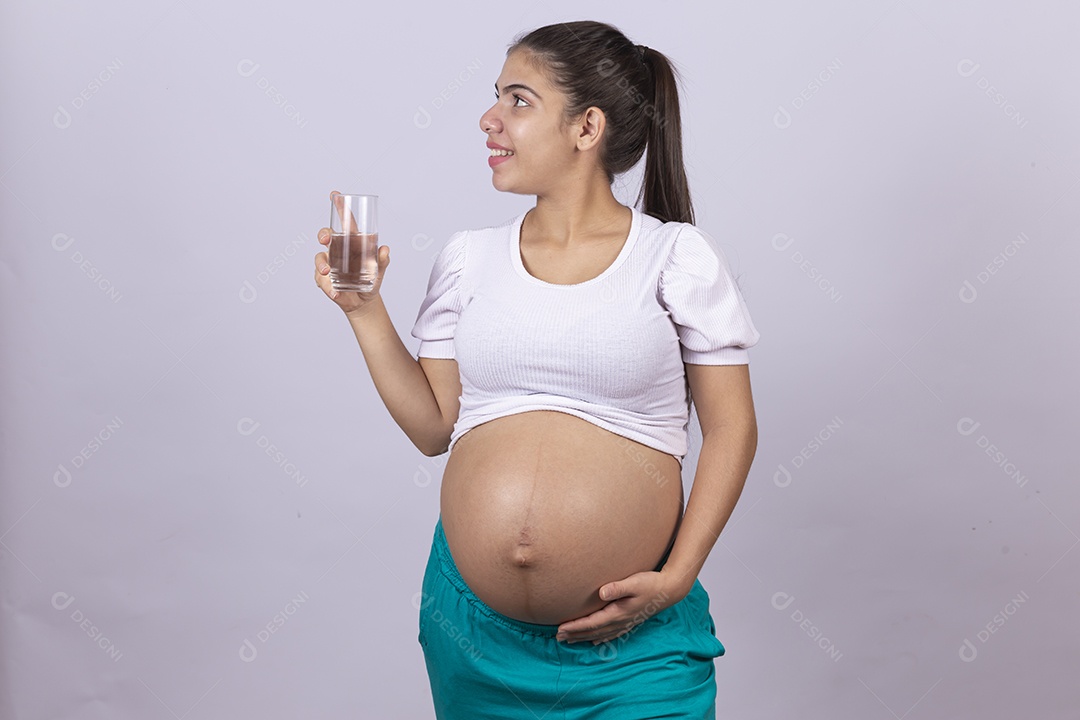 Linda mulher jovem grávida sobre fundo isolado