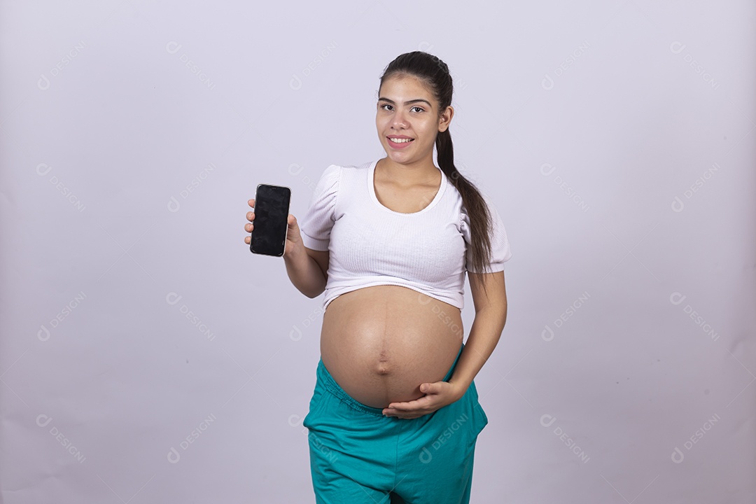 Linda mulher jovem grávida segurando celular smartphone