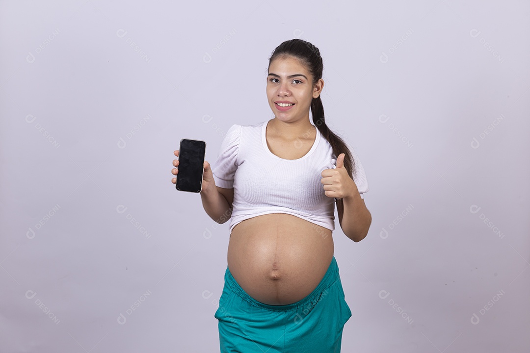 Linda mulher jovem grávida segurando celular smartphone