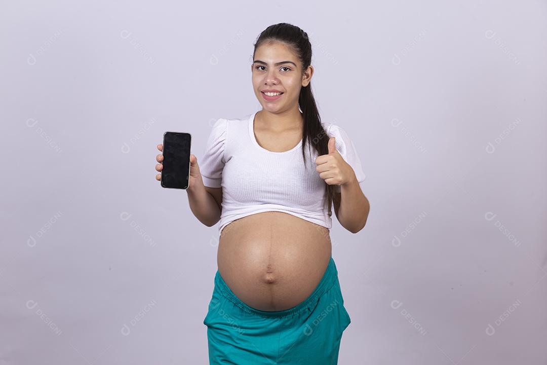 Linda mulher jovem grávida segurando celular smartphone